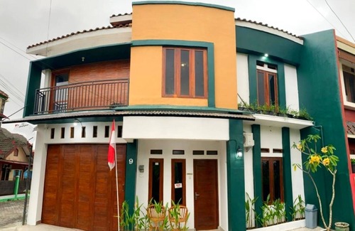 Depok House | Full House 6 BR with Privat Pool near Maguwoharjo Stadium @FHStay Maguwo
