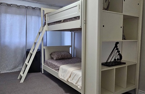 Pickering Hotel | FULL HOUSE! Free Parking! 5 min from GO, Malls, Attractions, Restaurants