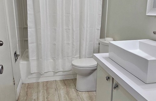 Pickering Hotel | FULL HOUSE! Free Parking! 5 min from GO, Malls, Attractions, Restaurants