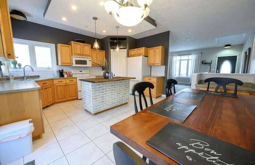 Grande Prairie House | Full House | Garage | BBQ | 3 Living Rooms & more