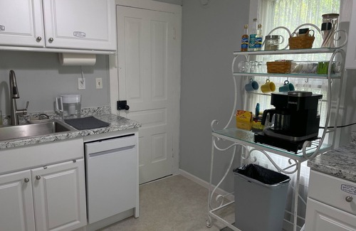Hillsdale House | Full House: Hillsdale Cottage. Walking Distance to College! Across from Handmade