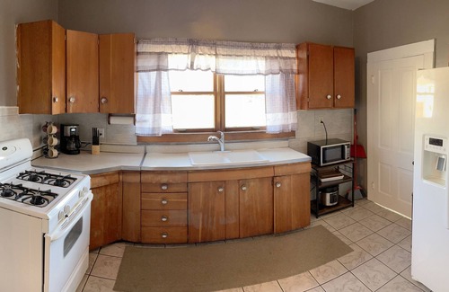 Ottawa House | Full House in Downtown Ottawa, Very Short Walk to Downtown and Restaurants!