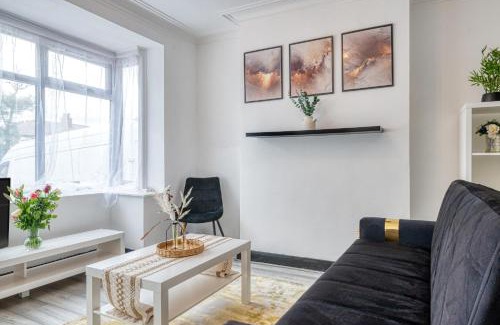 Whitefield House | Full House, Massage Mattresses, Sleeps 6 guests, Free wifi, Free Parking, Free Netflix, Smart TV