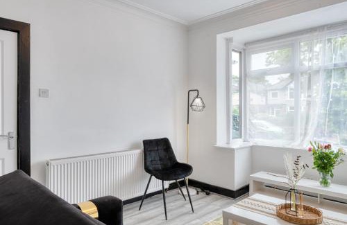 Whitefield House | Full House, Massage Mattresses, Sleeps 6 guests, Free wifi, Free Parking, Free Netflix, Smart TV