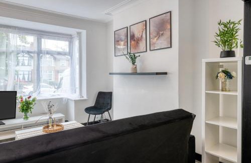 Whitefield House | Full House, Massage Mattresses, Sleeps 6 guests, Free wifi, Free Parking, Free Netflix, Smart TV