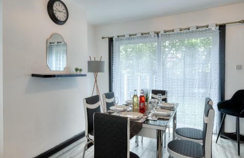 Whitefield House | Full House, Massage Mattresses, Sleeps 6 guests, Free wifi, Free Parking, Free Netflix, Smart TV