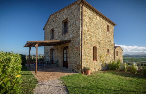 San Giovanni d'Asso House | full 2 storey house with private garden and share pool