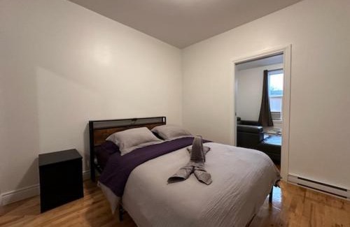 Verdun House | FULL KITCHEN 9min from DTOWN Room B
