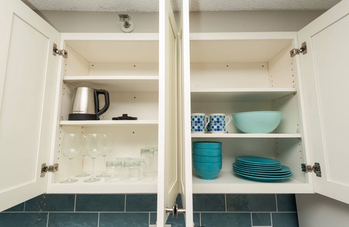 Honolulu Condo | Full Kitchen- Free Parking- 2 Balconies