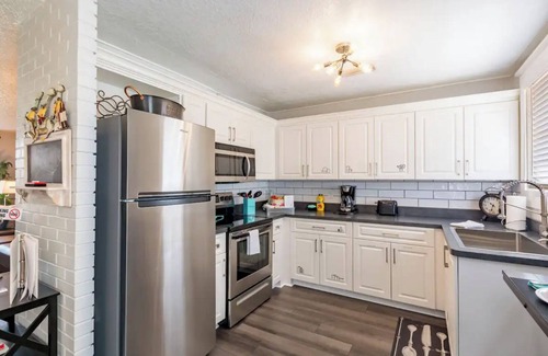 Oakford Park Apartment | Full kitchen - mins to airport, downtown, concerts.