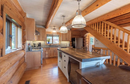 Tappen Cabin | Full Log Cabin - sleeps 8, with AC and beautiful view of Shuswap Lake