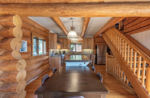 Tappen Cabin | Full Log Cabin - sleeps 8, with AC and beautiful view of Shuswap Lake