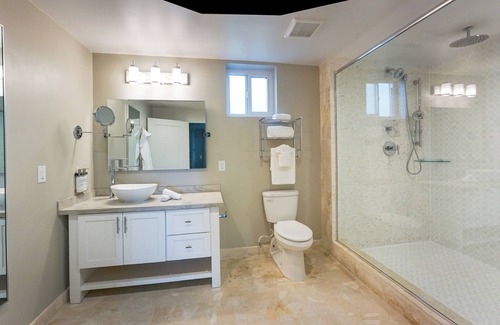 Challengers Resort | Full-Property Luxury Retreat - 12 Beds - Private Pool, Chef & Concierge