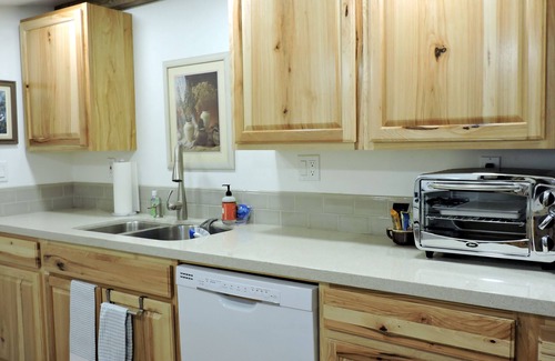 Prescott Cottage | Full Remodel! Sparkling Clean! Patio & Grill!