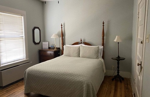 Glen Rose Hotel | Full Room Riverside Getaway in Historic Glen Rose