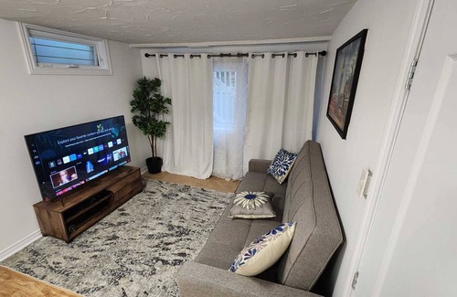 District Saint - Raymond - Vanier Apartment | Full Studio in Hull with parking, wifi and kitchen, 5min from Ottawa parliament