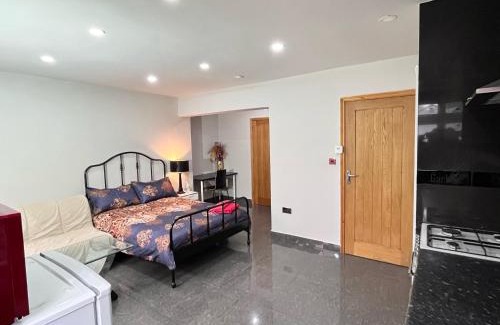 Pinkwell Apartment | Full Studio Near Heathrow Airport & London