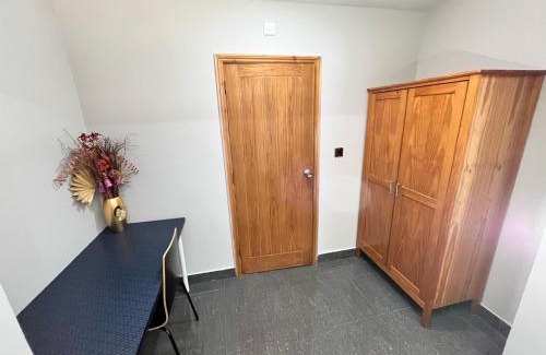 Pinkwell Apartment | Full Studio Near Heathrow Airport & London