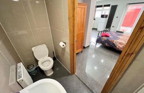 Pinkwell Apartment | Full Studio Near Heathrow Airport & London