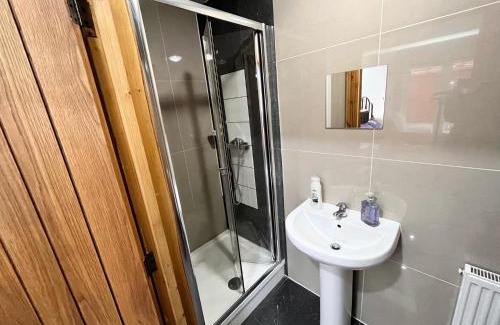 Pinkwell Apartment | Full Studio Near Heathrow Airport & London