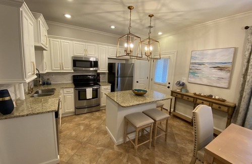 Oxford House | Full Townhouse Fleur de Lis condominiums 1 Mile To Stadiums