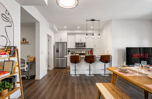 Springbank Hill House | Full Townhouse » Garage » King Bed » Office Space