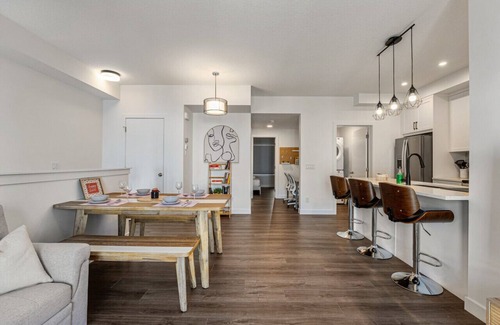 Springbank Hill House | Full Townhouse » Garage » King Bed » Office Space