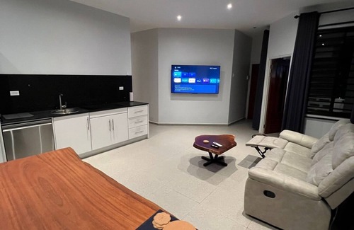 Paramaribo Apartment | Fully airconditioned & luxurious apartments – Discover Snowy Lodge – Streetview!