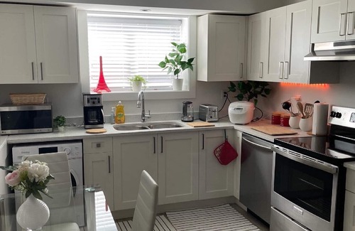 Maple Ridge House | Fully contained 2 bed/1.5 bath suite with private entrance and workspace 🎼💃