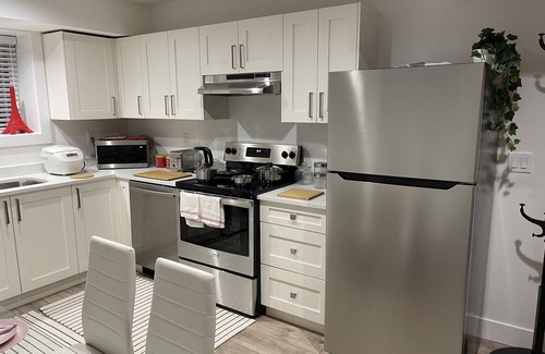 Maple Ridge House | Fully contained 2 bed/1.5 bath suite with private entrance and workspace 🎼💃