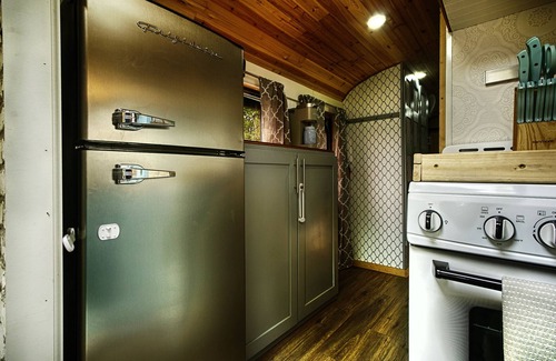 Charles Town House | Fully Converted Skoolie on Charming 40-Acre Farm with Hot Tub