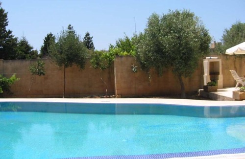 Xewkija House | Fully detached bungalow with amazing lagoon overflowing pool & walled garden