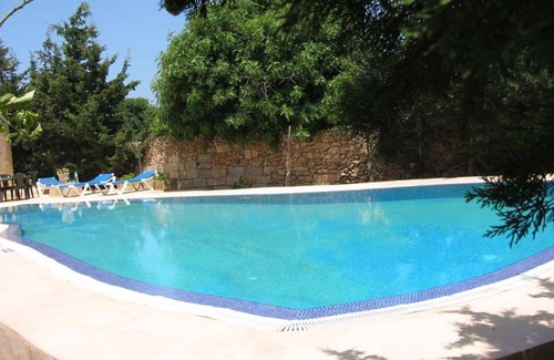Xewkija House | Fully detached bungalow with amazing lagoon overflowing pool & walled garden