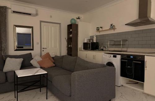 Cambridge Apartment | Fully Detached Studio Annexe with King Bed for 2 & Sofa Bed for 2