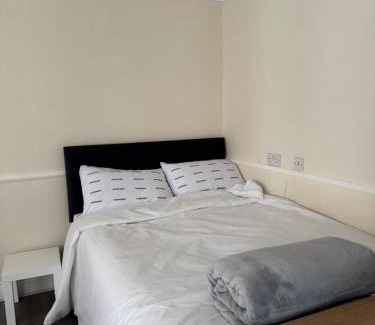 Canvey Island Apartment | Fully en-suite with kitchen