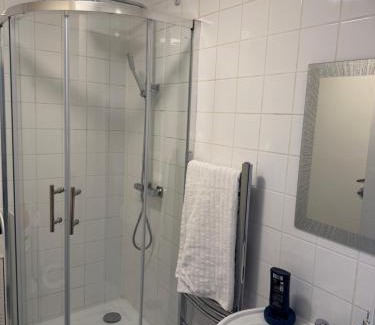 Canvey Island Apartment | Fully en-suite with kitchen