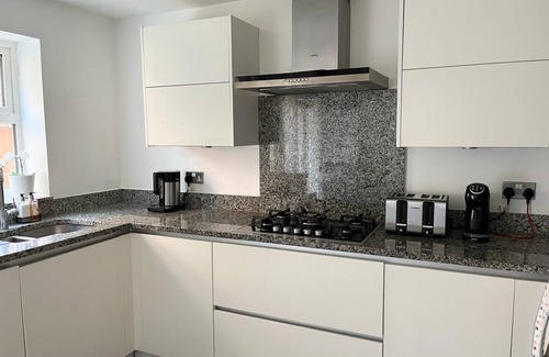 Whittington Apartment | Fully Equipped 2BR Near Bittacy Hill Park - 8mins