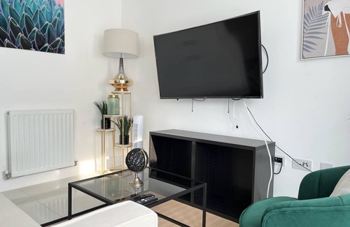 Whittington Apartment | Fully Equipped 2BR Near Bittacy Hill Park - 8mins