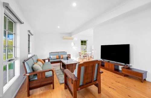 Balnarring House | Fully Equipped Balnarring Cottage for 4 w pool