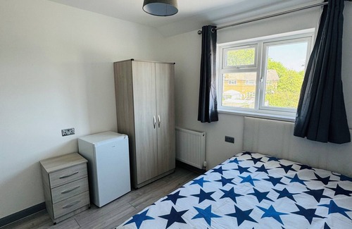 Yiewsley House | Fully equipped bedroom with attached bath