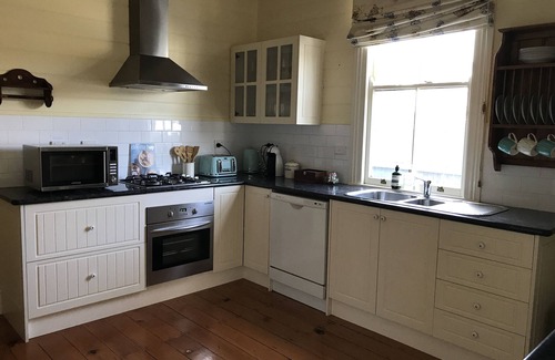 Armidale House | Fully equipped, centrally located and close to Armidale Hospital
