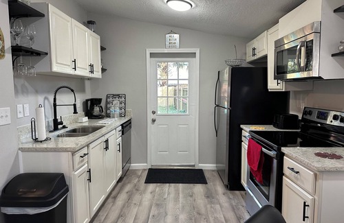 Candler House | Fully Equipped Cottage, Right Next to Lake Weir