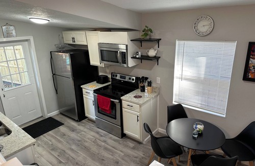 Candler House | Fully Equipped Cottage, Right Next to Lake Weir