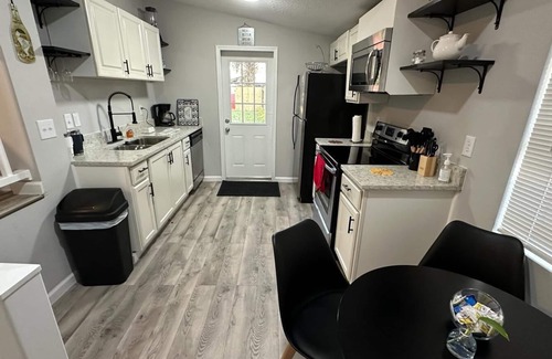 Candler House | Fully Equipped Cottage, Right Next to Lake Weir