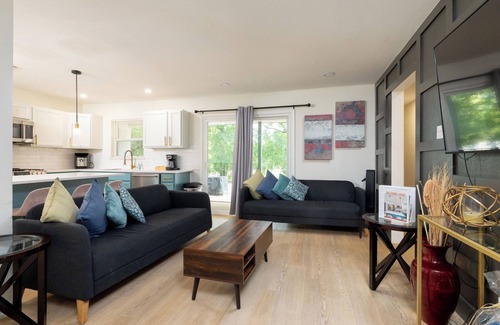 Lake Worth Cottage | Fully Equipped DFW Retreat · Walk to Lake & Dining