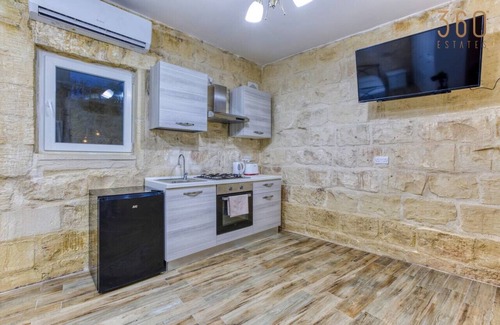 Ħal Bisbut Apartment | Fully equipped home with working space w/WIFI & AC