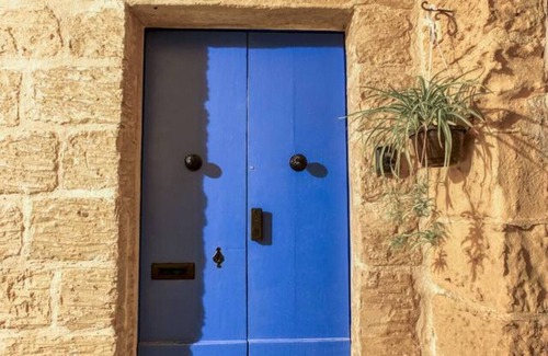 Ħal Bisbut Apartment | Fully equipped home with working space w/WIFI & AC