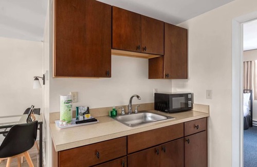 Beverly Hotel | Fully Equipped Kitchen and Free Parking Included for a Hassle-Free Stay