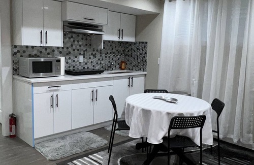 Southwest Edmonton House | Fully Equipped Luxury Home away from Home - Windermere