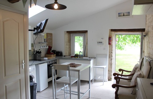 Saint-Savinien Apartment | Fully-equipped studio with swimming pool in a quiet location 2 minutes from amenities.